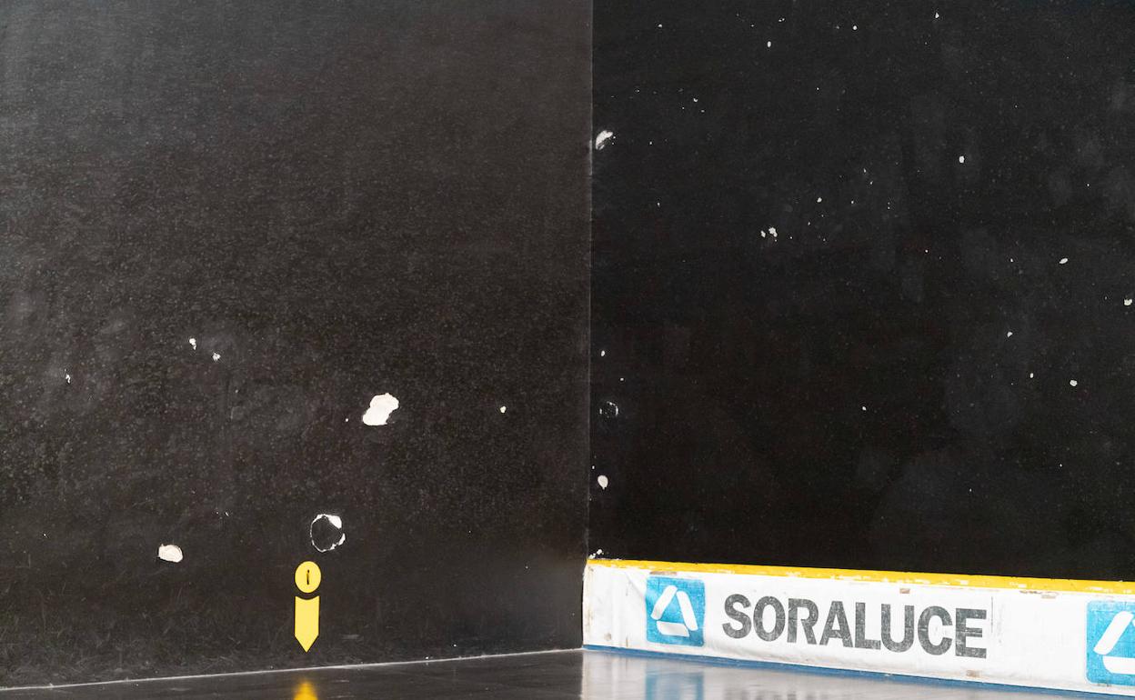 Pelota - Manomanista: Desconchados en la pared izquierda y el frontis